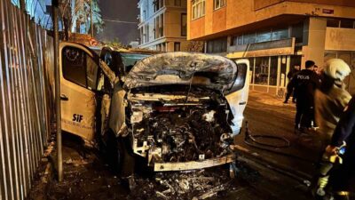 Üsküdar’da park halindeki bir hafif ticari araç, motor kısmından çıkan
