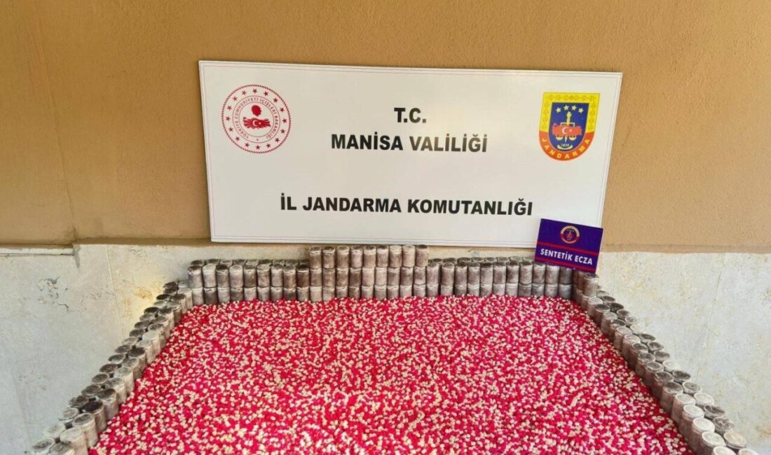 Manisa’nın Alaşehir ilçesinde jandarmanın istihbarat çalışmaları neticesinde gerçekleştirilen operasyonda, aracında