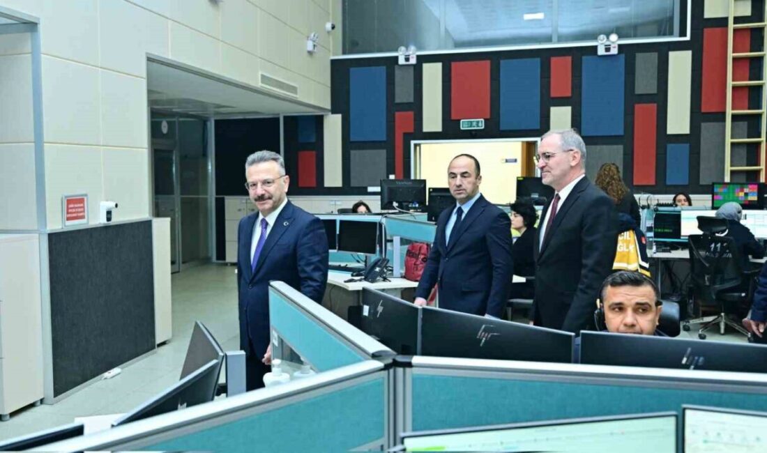 Eskişehir Valisi Hüseyin Aksoy, beraberinde Vali Yardımcısı Ersin Emiroğlu, İl