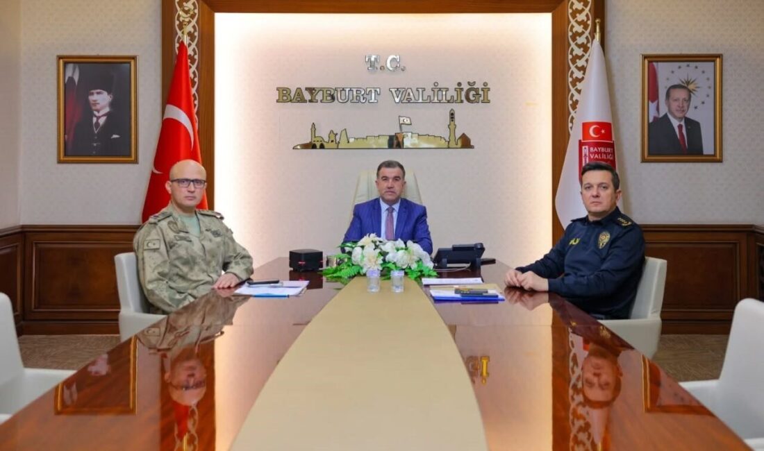 Yılbaşı tedbirleri kapsamında düzenlenen hazırlık ve koordinasyon toplantısında Bayburt Valisi