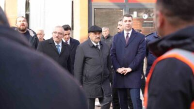 Balıkesir Valisi İsmail Ustaoğlu, Sındırgı ilçesinde yaşanan deprem sonrası yürütülen