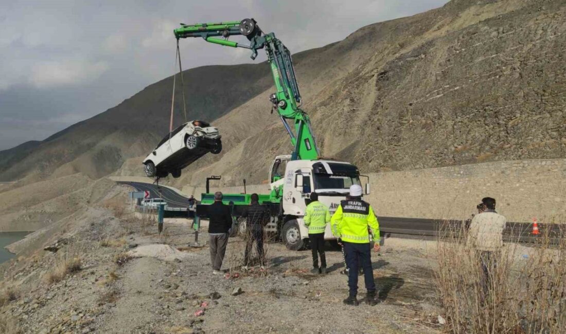 Van-Hakkari karayolunda meydana gelen ve Zernek Barajı’na uçan araç, içerisindeki