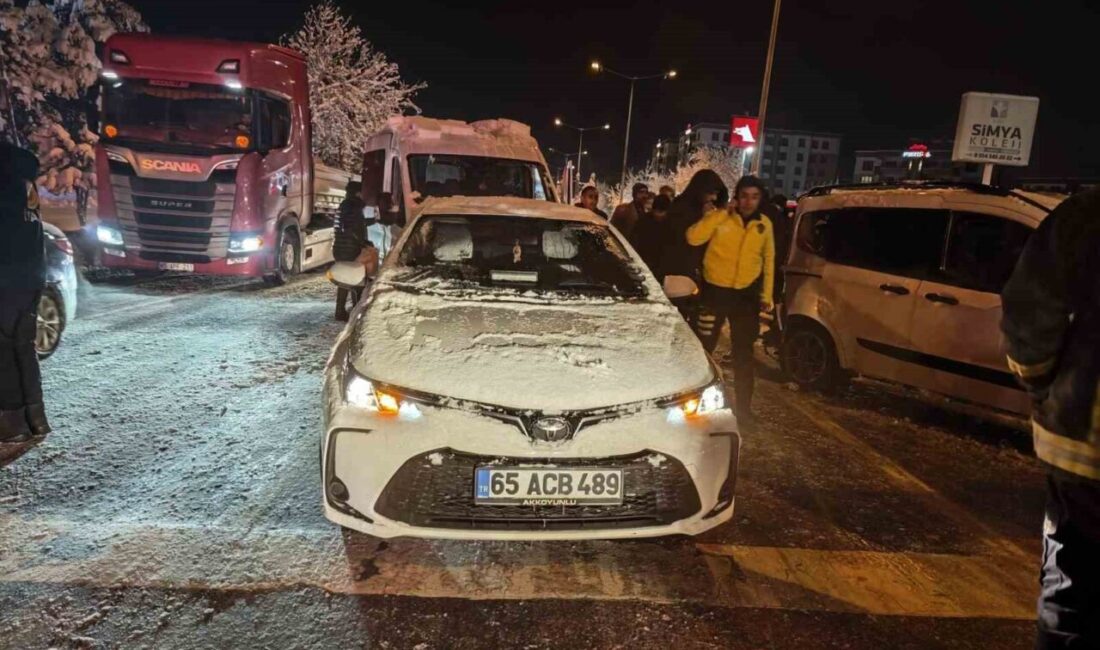 Van’da İpekyolu Caddesi’nde meydana gelen kazada 4 araç birbirine girdi