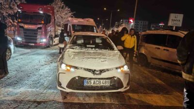 Van’da İpekyolu Caddesi’nde meydana gelen kazada 4 araç birbirine girdi
