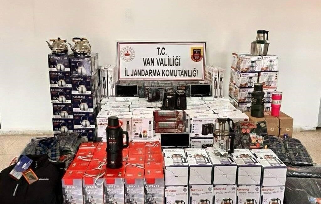 Van’ın Başkale ilçesinde 399 parça gümrük kaçağı eşyanın bulunduğu operasyonda