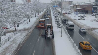 Van’da dün akşam saatlerinde meydana gelen kar yağışı, şehir genelinde