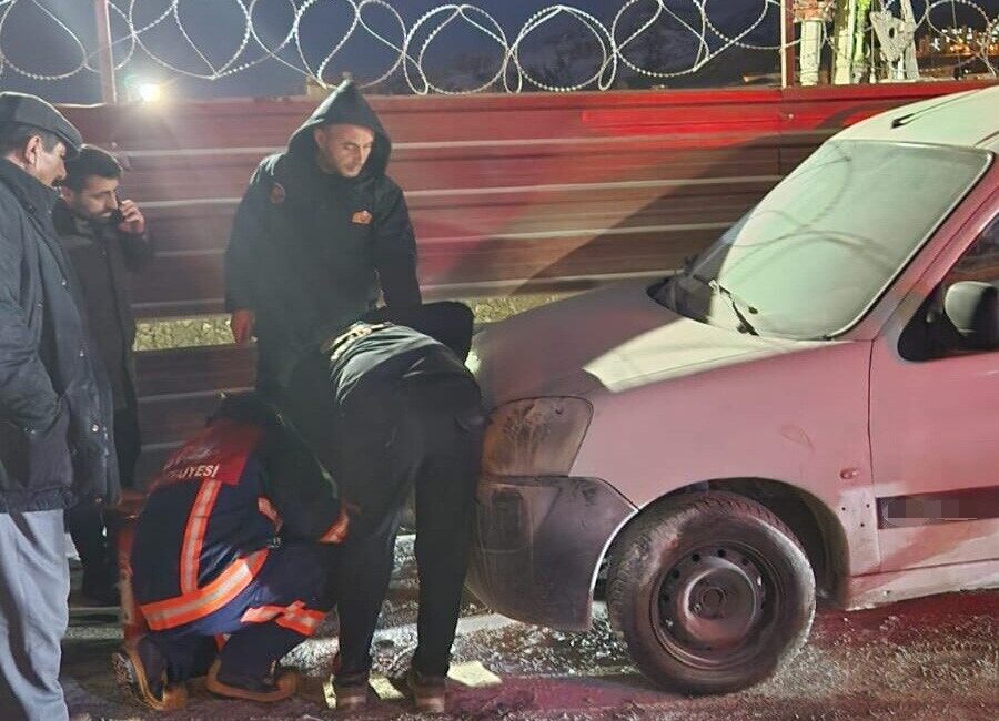 Van’ın Edremit ilçesinde bir kapalı kasa kamyonetin park halindeyken motor