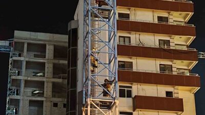 Hatay’ın İskenderun ilçesine bağlı Çay Mahallesi’nde bir kule vincine çıkarak