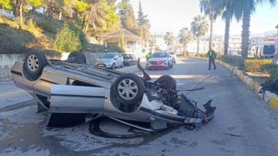 Manavgat ilçesinde meydana gelen trafik kazasında, seyir halindeki bir otomobil
