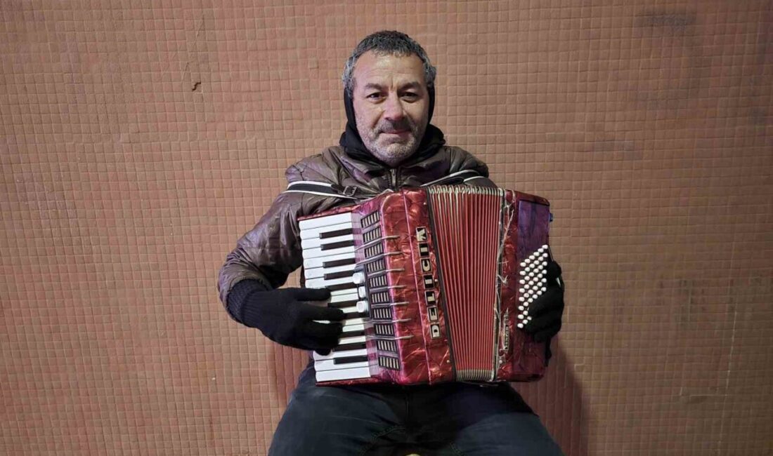 Yozgatlı Ersin Aşık, çocukluktan gelen müzik yeteneğini sokaklarda icra ederek