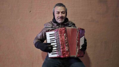 Yozgatlı Ersin Aşık, çocukluktan gelen müzik yeteneğini sokaklarda icra ederek