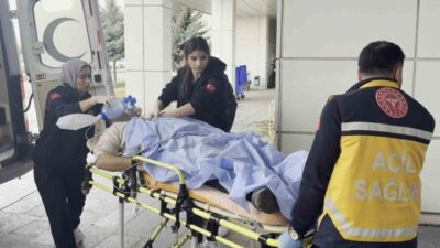 Aksaray’da meydana gelen trafik kazasında, iki aracın çarpışması sonucu maddi