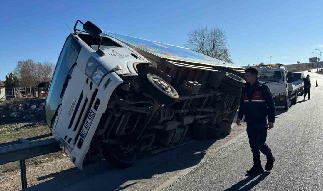Afyonkarahisar ilinde meydana gelen trafik kazasında, bir kamyonet yoldan çıkarak