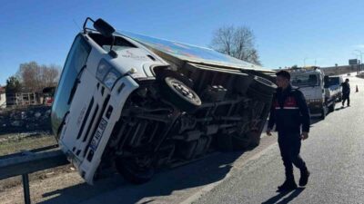 Afyonkarahisar ilinde meydana gelen trafik kazasında, bir kamyonet yoldan çıkarak