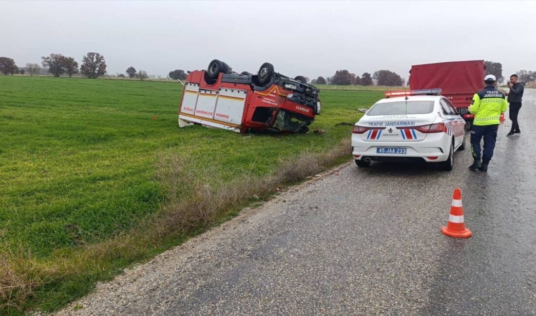 Manisa’nın Kula ilçesinde, yangına yardım için sevk edilen itfaiye aracı,