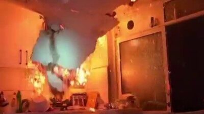 Bursa’nın Osmangazi ilçesinde meydana gelen yangında, çöken tavanı zamanında fark