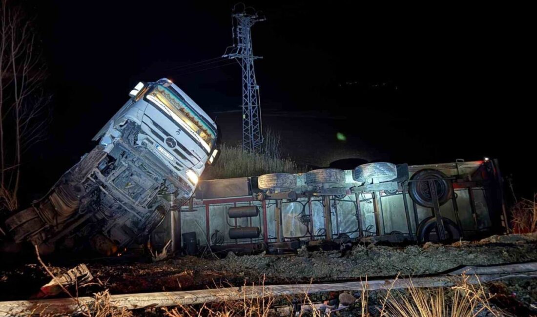 Çorum’da meydana gelen bir trafik kazasında, bir tırın tarlaya devrilmesi