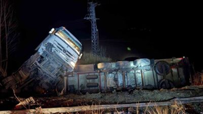 Çorum’da meydana gelen bir trafik kazasında, bir tırın tarlaya devrilmesi
