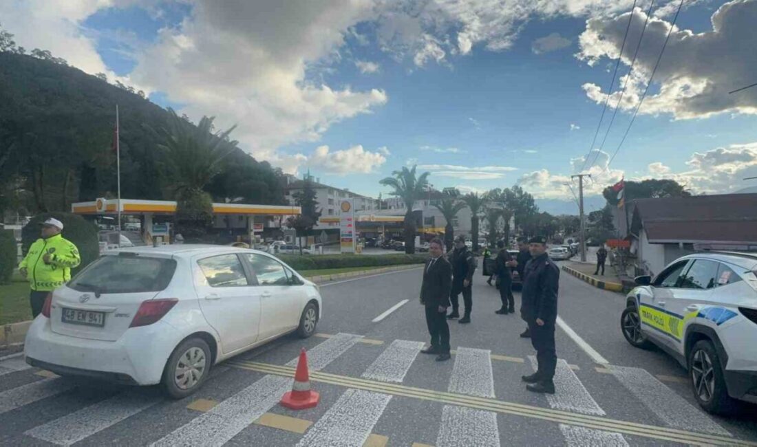 Muğla’nın Marmaris ilçesi, yeni yıl etkinliklerine hazırlanırken, ilçeye giriş ve