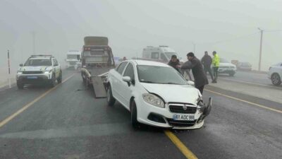 Bitlis-Tatvan yolu üzerindeki Rahva mevkiinde görülen yoğun sis nedeniyle dört