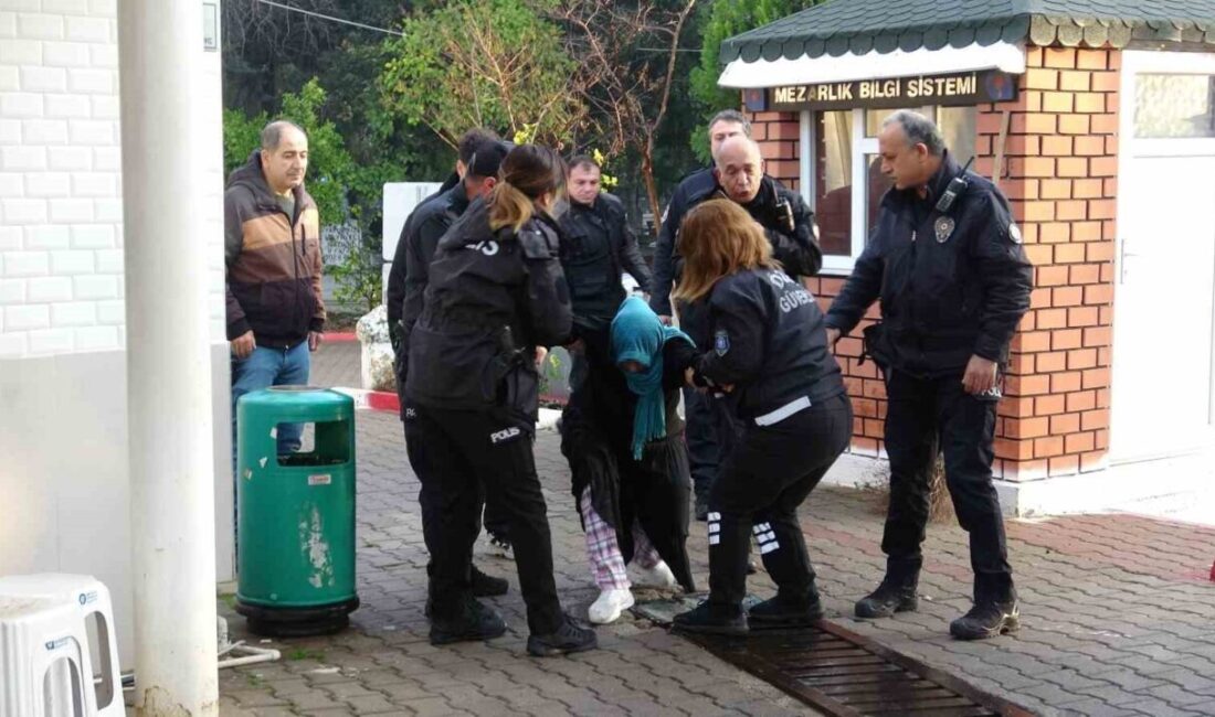 Antalya’da, bir kadın kolundaki çantayı kaldırıma bırakıp hızla uzaklaşırken güvenlik