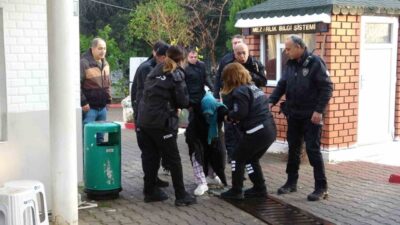 Antalya’da, bir kadın kolundaki çantayı kaldırıma bırakıp hızla uzaklaşırken güvenlik