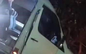 Diyarbakır’da bir yolcu minibüsü, sürücüsünün direksiyon kontrolünü kaybetmesi sonucu şarampole