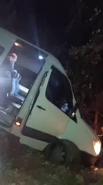 Diyarbakır’da bir yolcu minibüsü, sürücüsünün direksiyon kontrolünü kaybetmesi sonucu şarampole