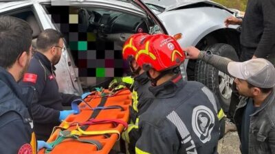 Denizli’nin Kale ilçesinde meydana gelen trafik kazasında bir otomobil ağaca