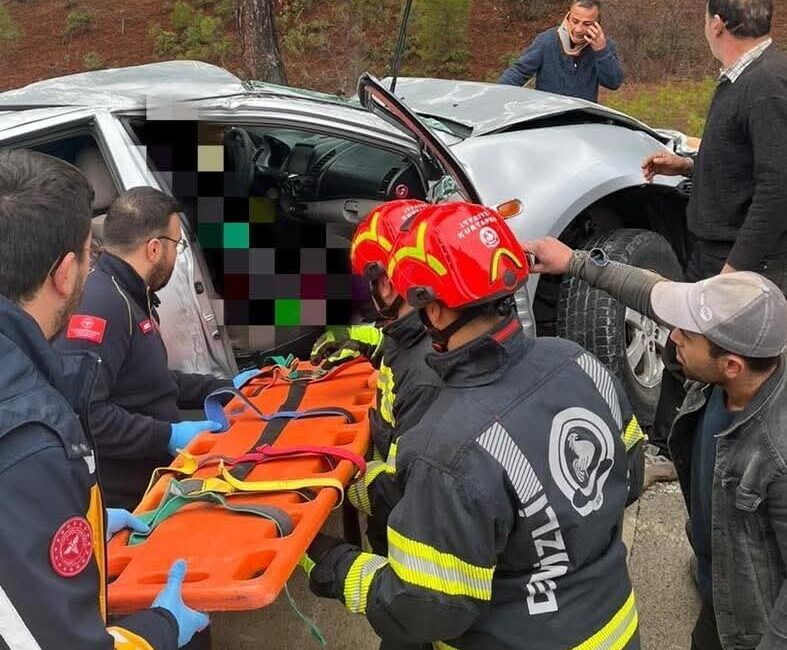 Denizli’nin Kale ilçesinde meydana gelen trafik kazasında bir otomobil ağaca