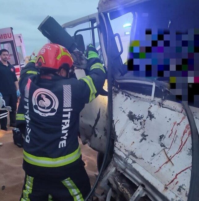 Pamukkale İlçesi’nde Kamyonet ile Tır Çarpıştı: 2 Yaralı Denizli’nin Pamukkale