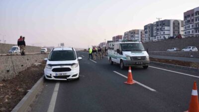 Siverek ilçesinde bir kişinin, yolun karşısına geçmeye çalışırken iki aracın