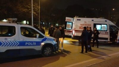 Bursa’nın Osmangazi ilçesinde bir otomobil, Ulubatlı Hasan Bulvarı üzerinde karşıya