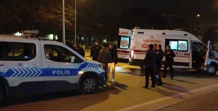 Bursa’nın Osmangazi ilçesinde bir otomobil, Ulubatlı Hasan Bulvarı üzerinde karşıya