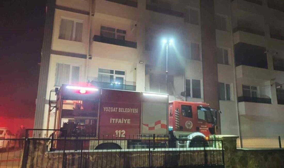 Yozgat’ta meydana gelen bir patlamanın sonucunda bir binada yangın çıktı.