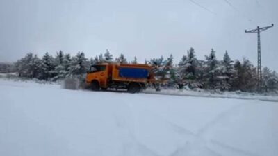 Yozgat ve ilçelerindeki kar yağışının ardından ekipler, kar temizleme çalışmalarına