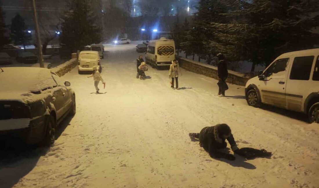 Yozgat’ta akşam saatlerinde meydana gelen yoğun kar yağışı, sokakları adeta