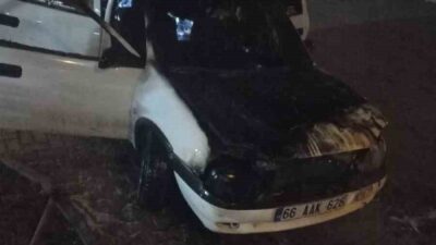 Yozgat’ta park halindeki bir otomobil alevlere teslim oldu ve kullanılamaz