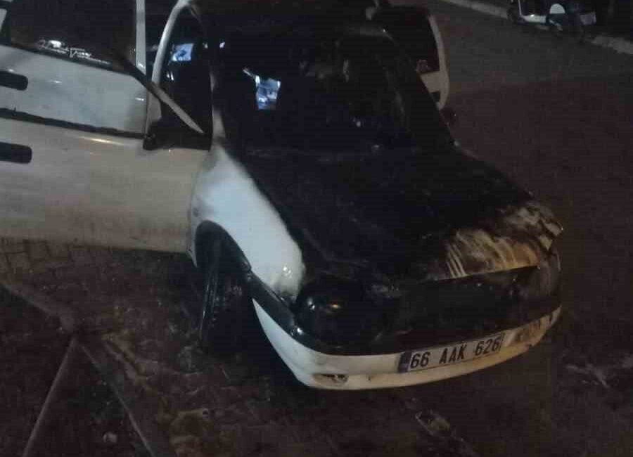 Yozgat’ta park halindeki bir otomobil alevlere teslim oldu ve kullanılamaz