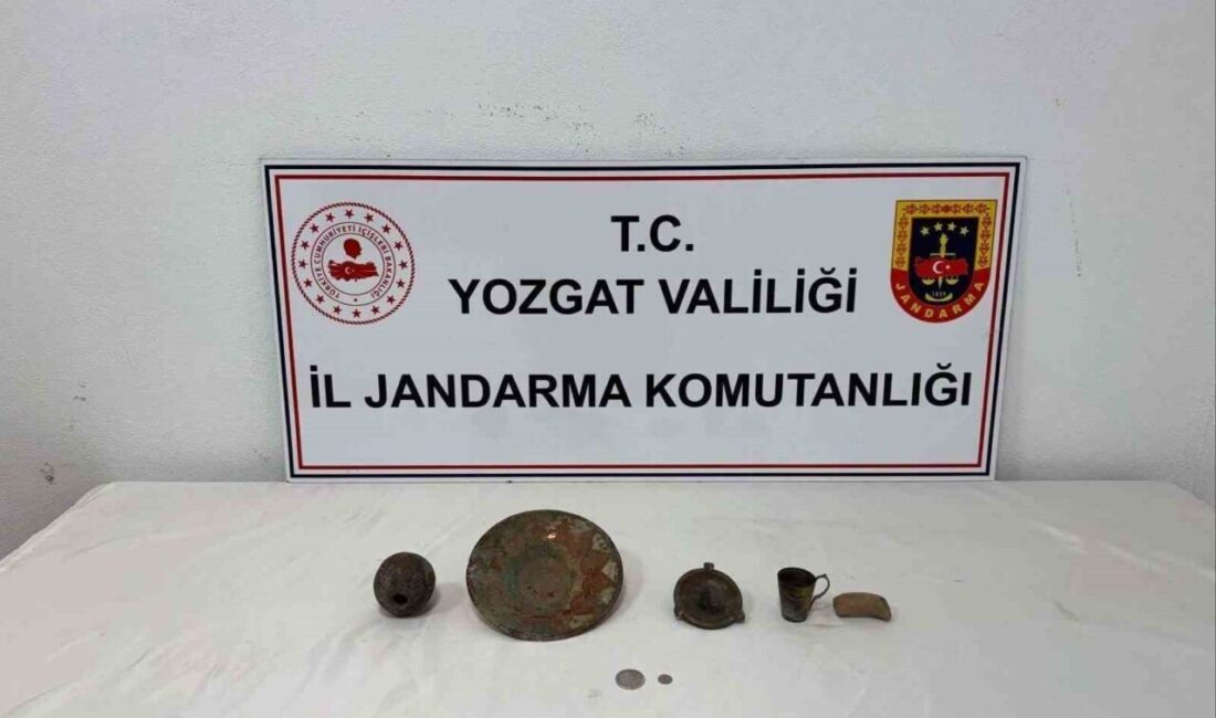Yozgat’ın Akdağmadeni ilçesinde bir şahsın aracında tarihi objeler bulundu. Akdağmadeni