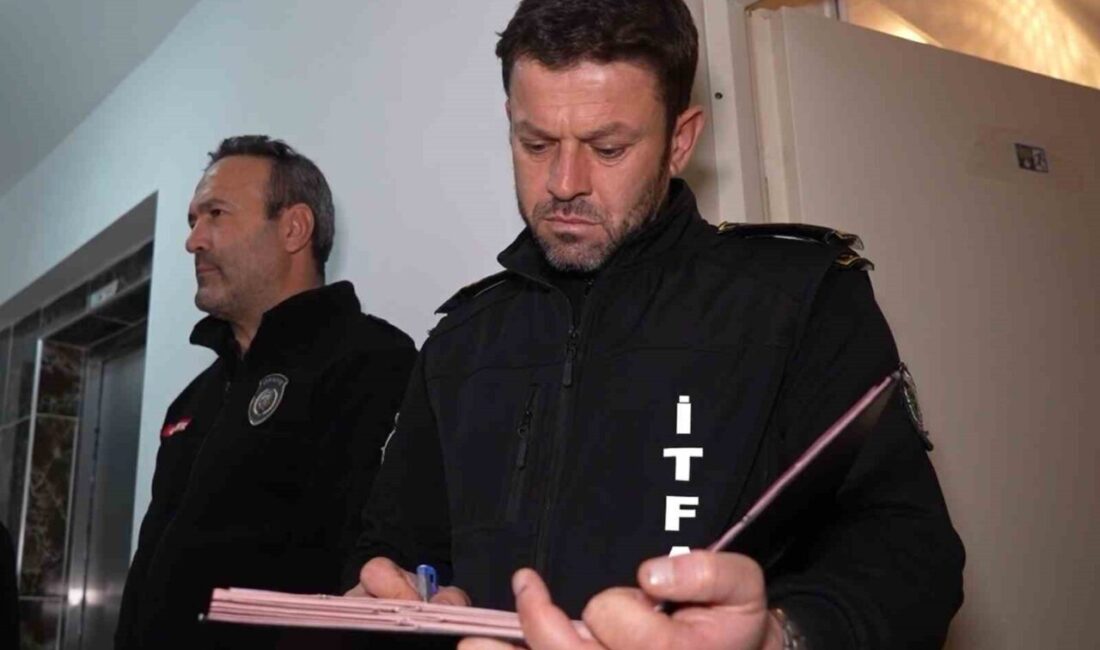 Kırıkkale’de, yüksek katlı apartmanlarda gerçekleştirilen denetimlerde, itfaiye ekipleri tarafından suyun