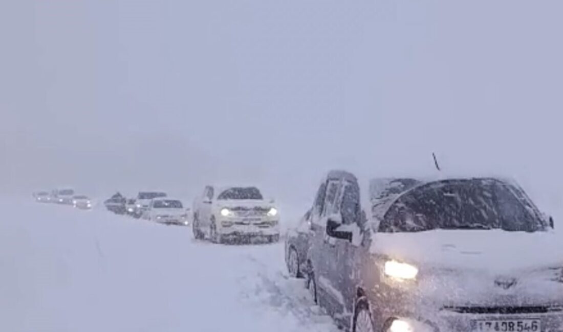 Hakkari’nin Yüksekova ilçesinde kar yağışı ve fırtına nedeniyle ulaşım aksarken,