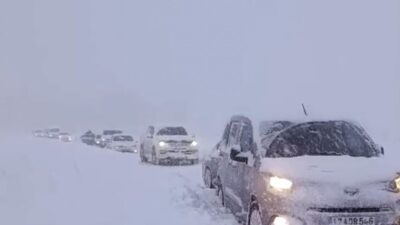 Hakkari’nin Yüksekova ilçesinde kar yağışı ve fırtına nedeniyle ulaşım aksarken,