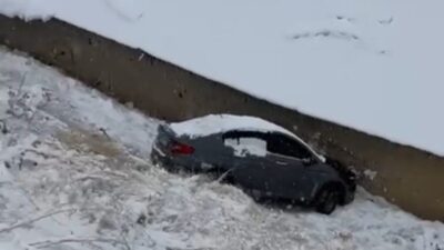 Hakkari’nin Yüksekova ilçesinde şiddetli kar yağışı ve buzlanma sonucu meydana