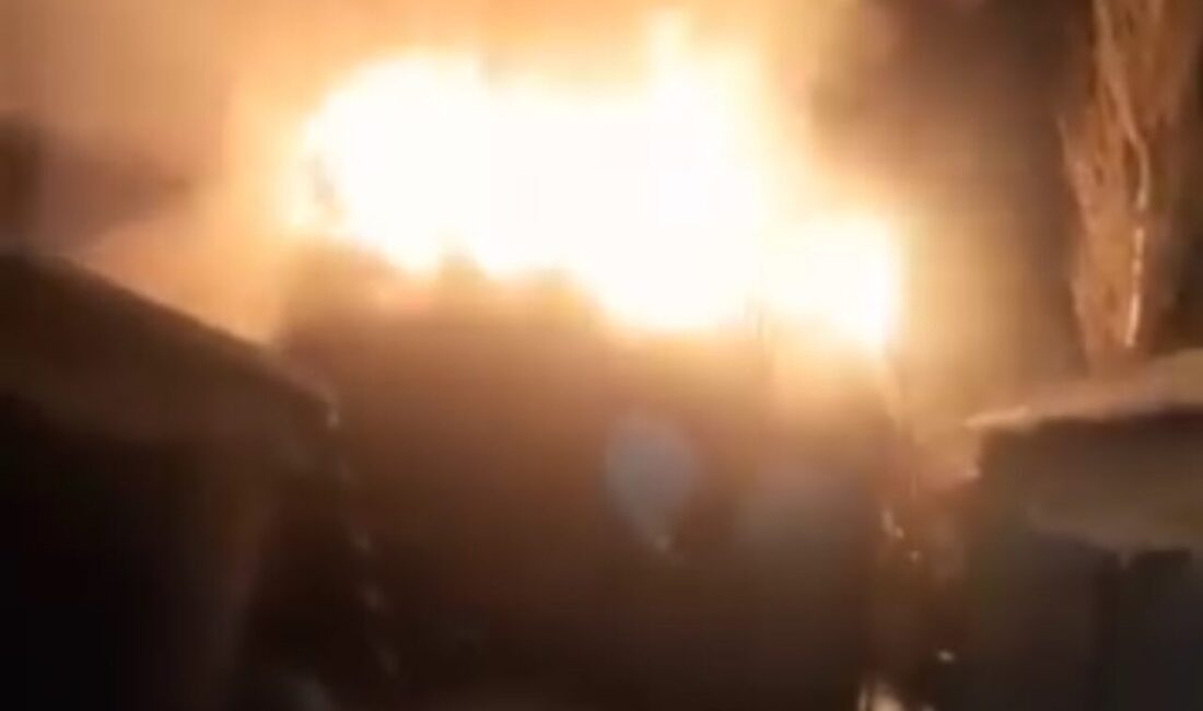 Hakkari’nin Yüksekova ilçesinde bulunan bir evde çıkan yangın, itfaiye ekipleri
