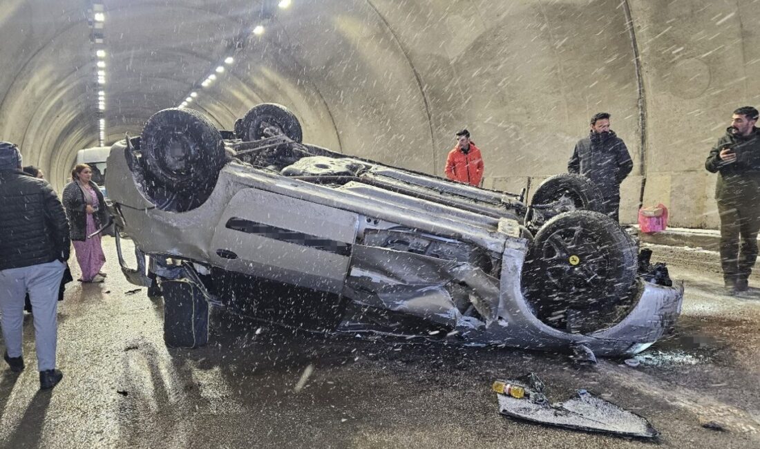 Hakkari’nin Yüksekova ilçesinde meydana gelen trafik kazasında 3 kişi yaralandı.