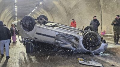 Hakkari’nin Yüksekova ilçesinde meydana gelen trafik kazasında 3 kişi yaralandı.