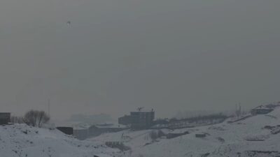 Hakkari’nin Yüksekova ilçesinde bu sabah yoğunlaşmaya başlayan sis nedeniyle Selahaddin