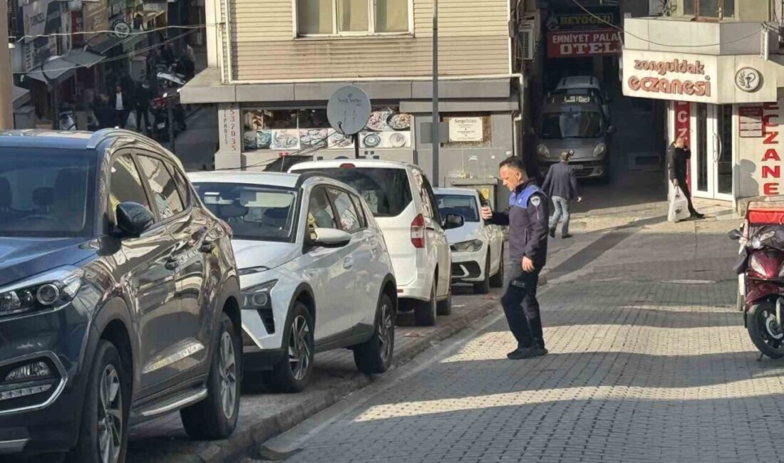 Zonguldak’ta, Zonguldak Belediyesi zabıta ekipleri, kaldırım işgali yapan araçlara cezai