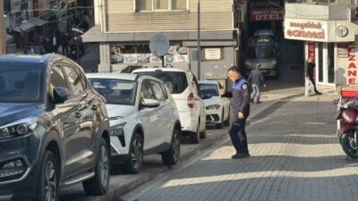 Zonguldak’ta, Zonguldak Belediyesi zabıta ekipleri, kaldırım işgali yapan araçlara cezai